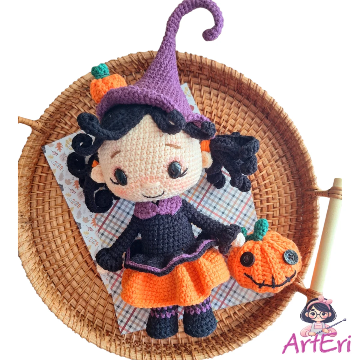 Πλεκτή μαγισσούλα με μωβ καπέλο (18cm)