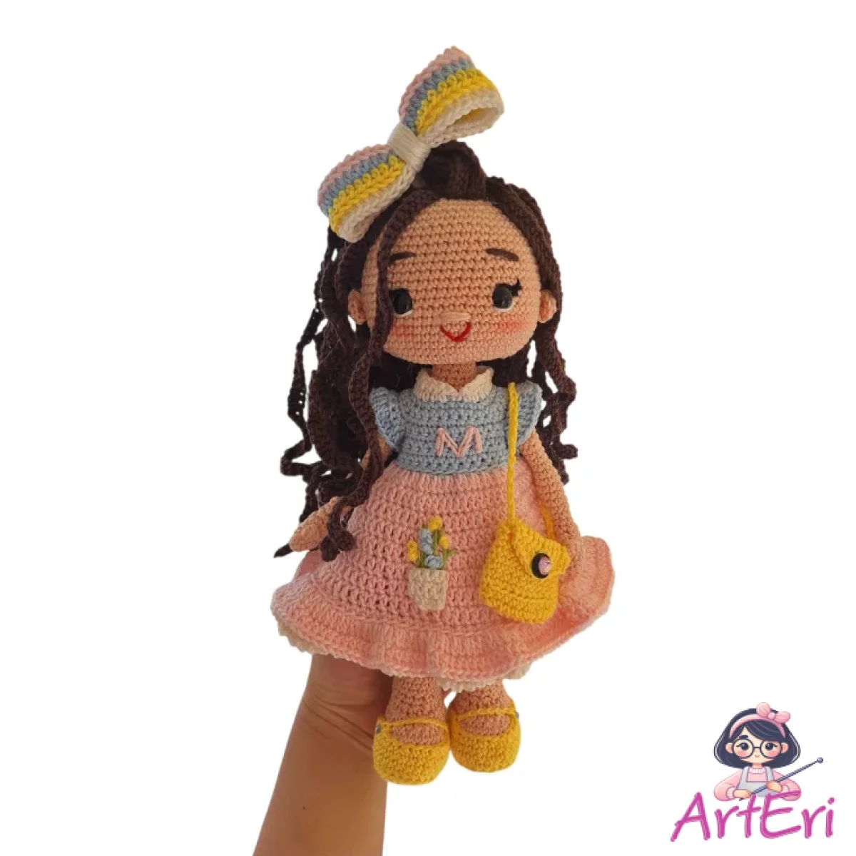 Πλεκτή κούκλα με πολύχρωμο φόρεμα